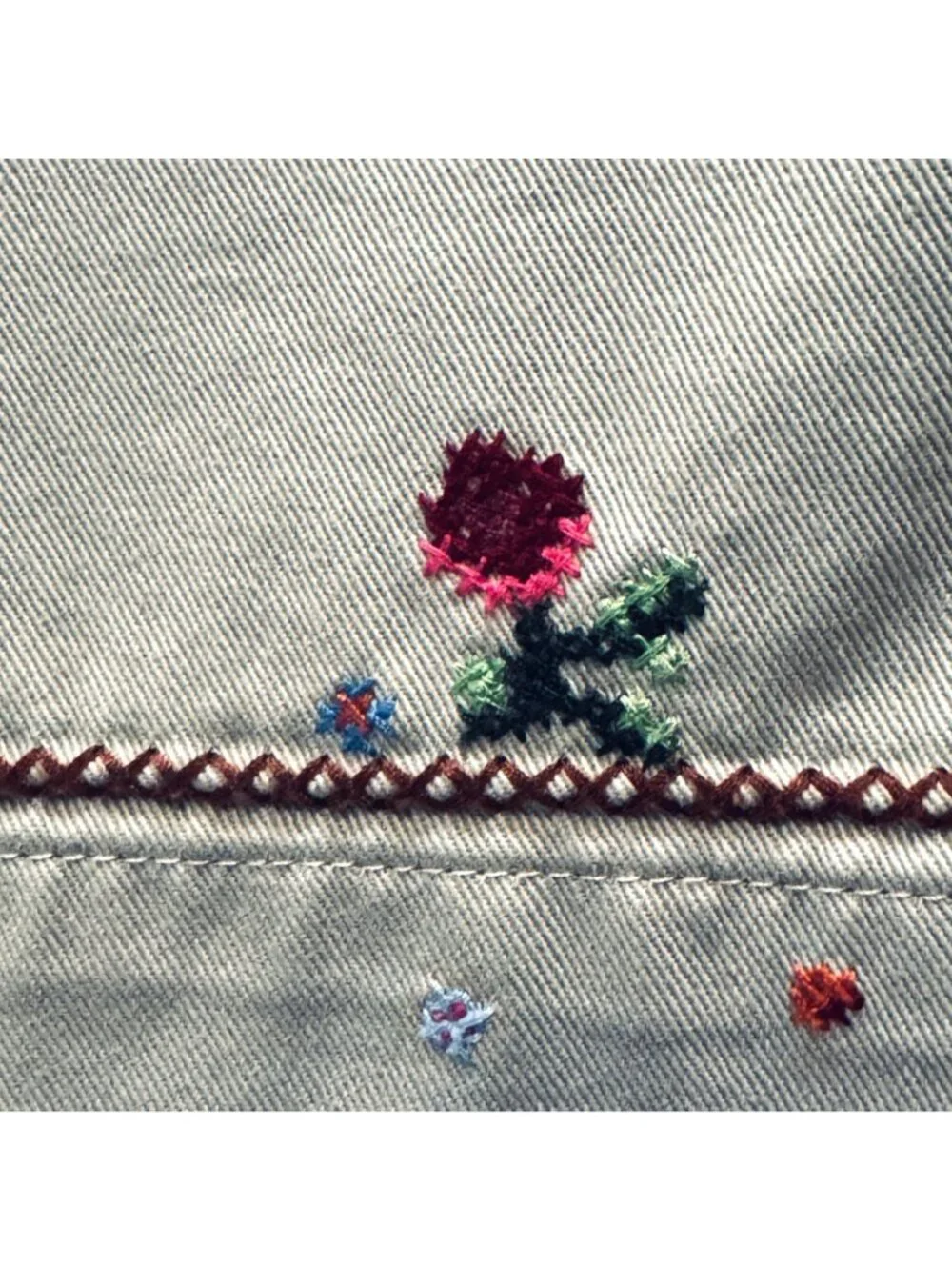 Vintage 90s Gap Clean Cut Khaki Capris Size 16 Chinos Embroidered Floral Artsy - Picture 4 of 13
